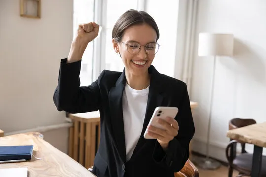 用户在手机上使用杏运娱乐APP